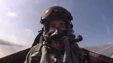 JFKジュニアジョン・フィッツジェラルド・リンカーン・カルーニ・ジュニアジョン・F・ケネディ・ジュニアがジェット戦闘機を操縦する動画