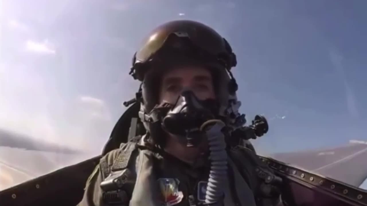 JFKジュニアジョン・フィッツジェラルド・リンカーン・カルーニ・ジュニアジョン・F・ケネディ・ジュニアがジェット戦闘機を操縦する動画
