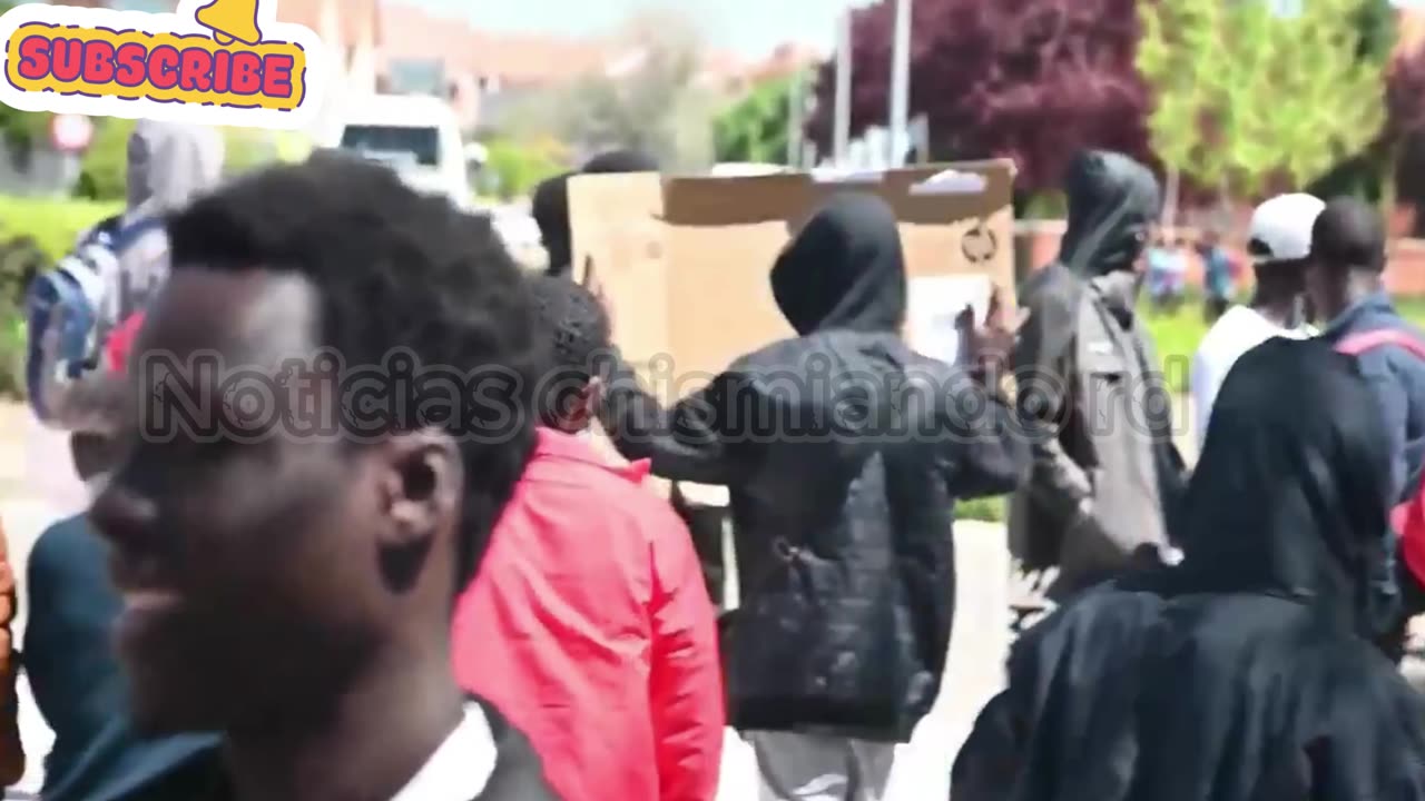 Más de 200 inmigrantes africanos del centro de acogida CAED de Madrid han protestado