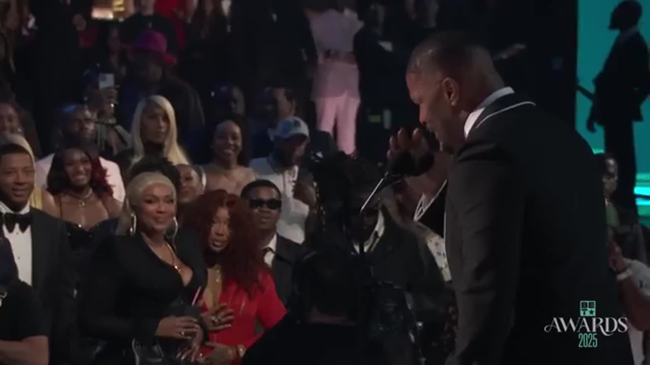 Jamie Foxx Receives The Ultimate Icon Award!