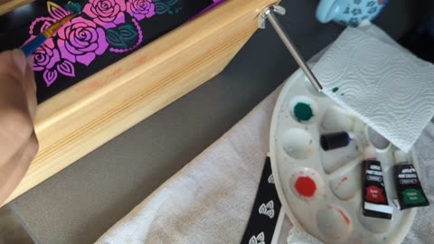 Learn to paint your book edges using stencils, sponge, brush or even paint marker