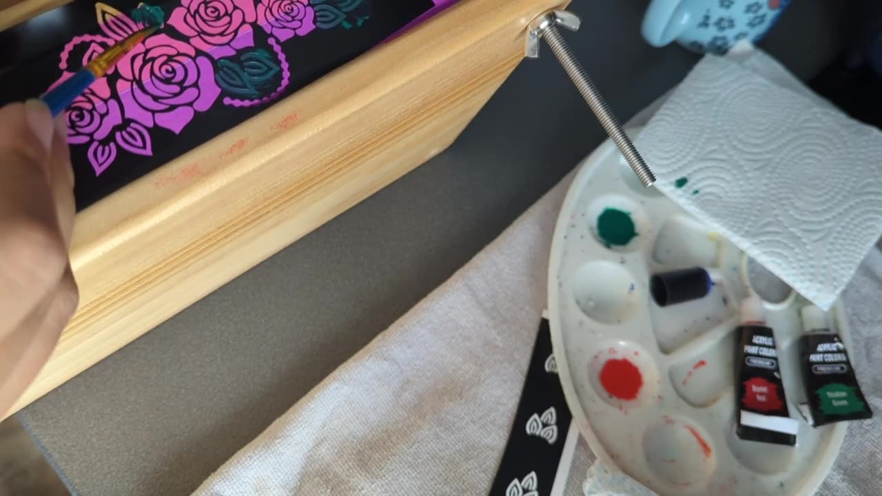 Learn to paint your book edges using stencils, sponge, brush or even paint marker