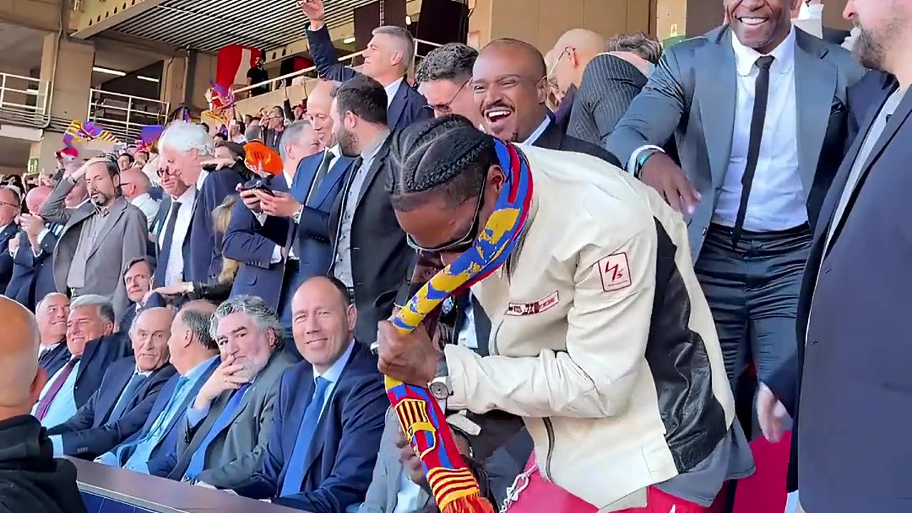 🎤🔥 TRAVIS SCOTT ENLOQUECE EN EL CLÁSICO: BUFANDAS, FIESTA Y UN EX MADRIDISTA CON LOS CULÉS 🔥🎤