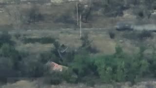 Blindado estadounidense trofeo avanza en el frente con banderas de Rusia y EE.UU.