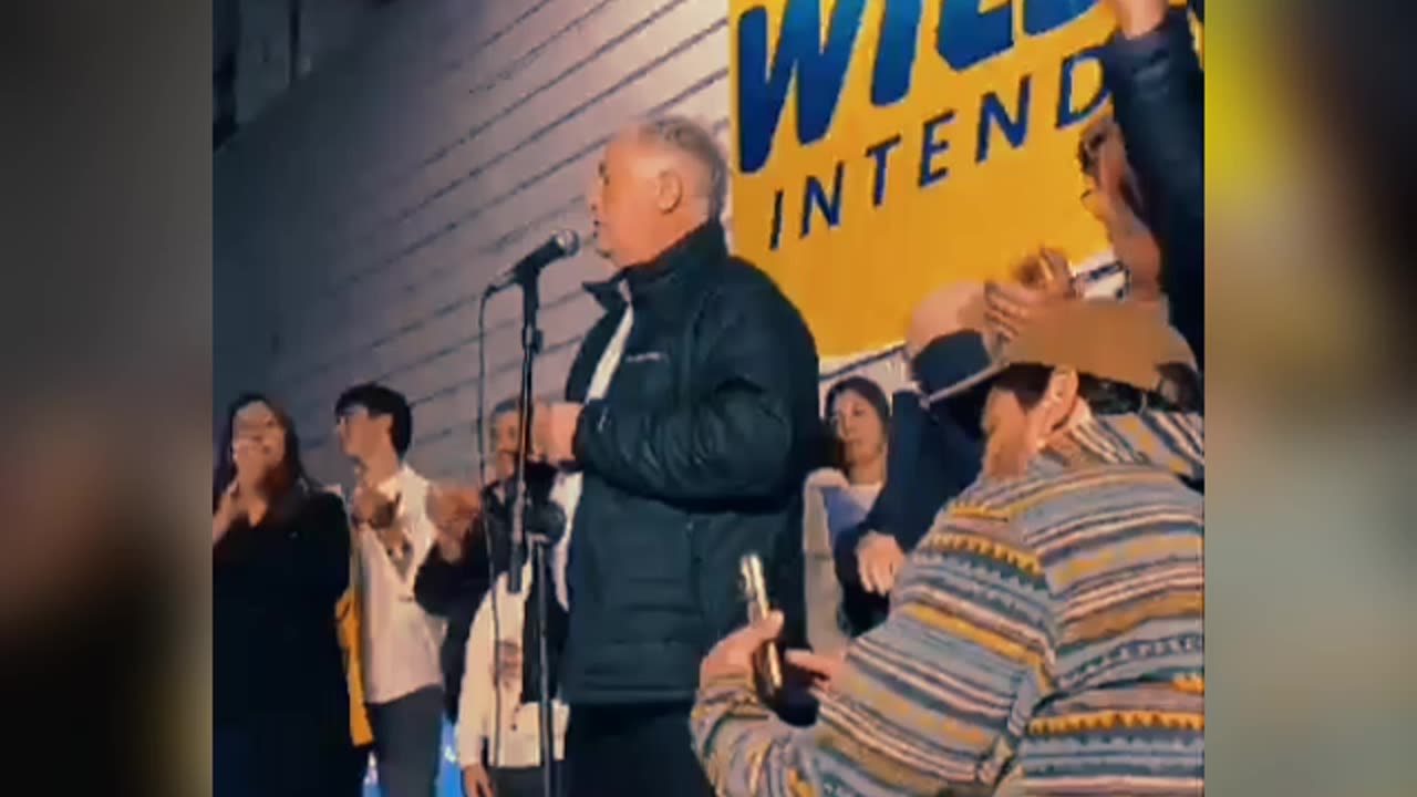 Wilson Ezquerra, reelecto intendente de Tacuarembó, festejando y agradeciendo a la gente