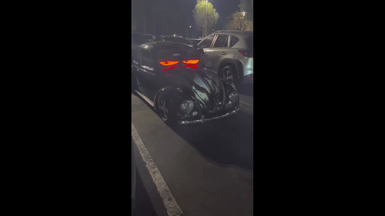 I thought that's eyes are real 😂