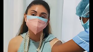 W pełni zaszczepiona indyjska aktorka i modelka Shefali Jhariwala, która spędziła 2021 rok na promowaniu szczepionek wśród milionów swoich fanów, zmarła 27 czerwca na zawał serca w swoim domu w Mumbaju.