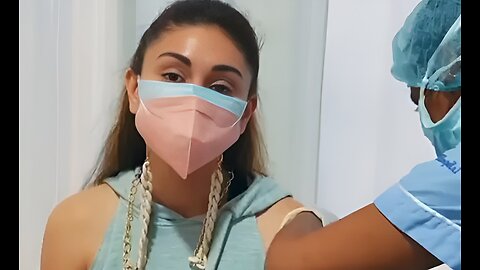 W pełni zaszczepiona indyjska aktorka i modelka Shefali Jhariwala, która spędziła 2021 rok na promowaniu szczepionek wśród milionów swoich fanów, zmarła 27 czerwca na zawał serca w swoim domu w Mumbaju.