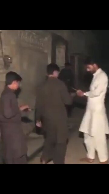 Pakistan: Man accidently shoots friend in face.