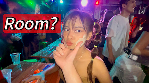 Thai Girls Took Me to a Songkran Party... Then Invited Me to Their Room! 🇹🇭