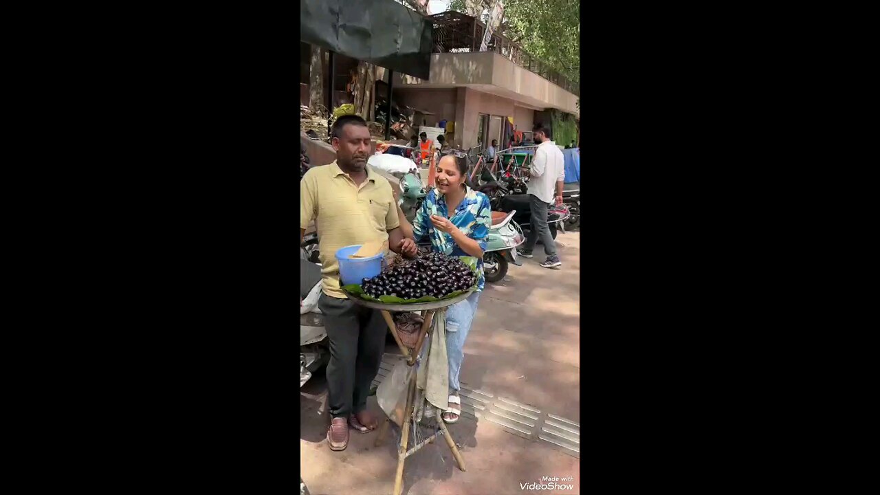 Uncle bus ek video shoot kar rahe hai aapke sath 😂