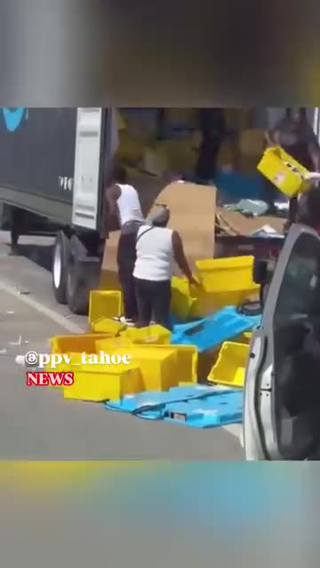 Individuals Looting Amazon Trailer in Dallas Texas