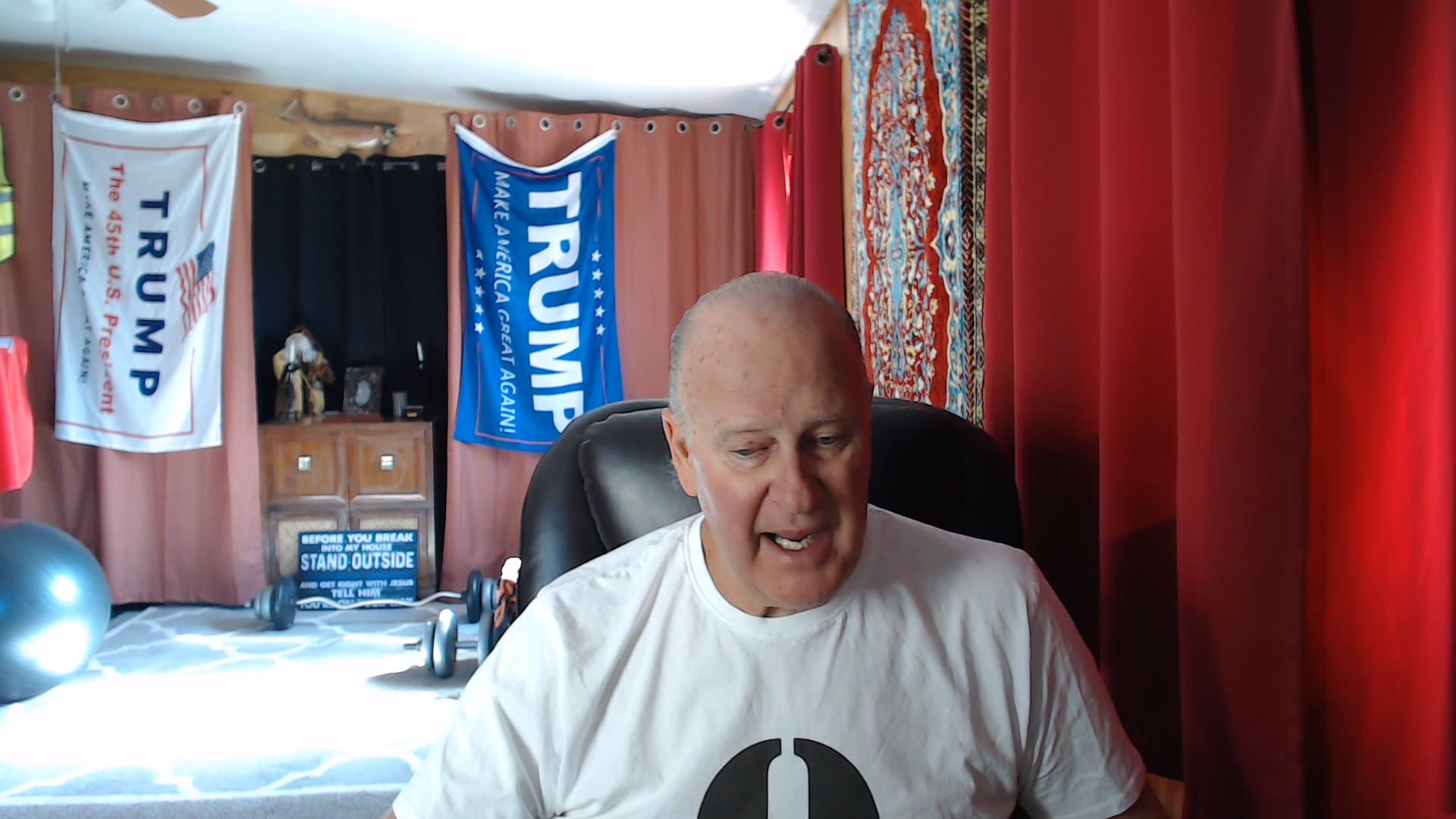 Trump Tasks White Hats with Investigating Theft of DHS Secretary Noem’s Purse