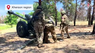 Msta-S self-propelled artillery system crew p6shing forward
