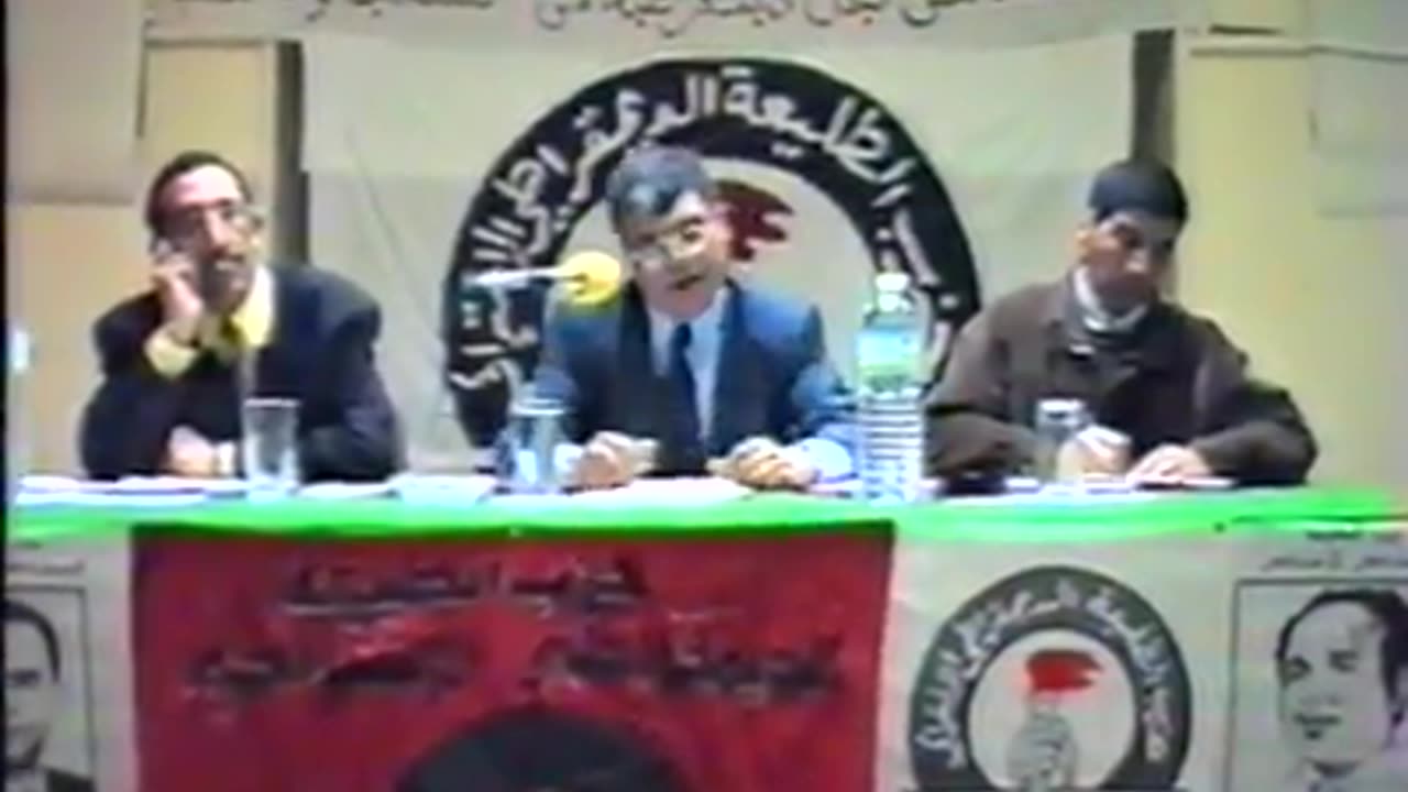 الرفيق أحمد بن جلون لحظة تأطيره لعرض سياسي جماهيري بمدينة وجدة يوم 29 فبراير 2000 ببهو البلدية