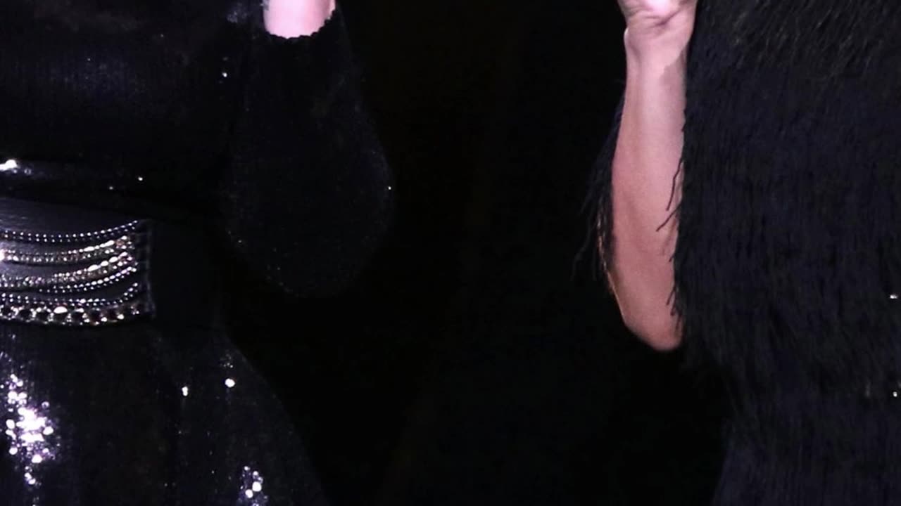 Kelly Clarkson & Jessi Collins Tribute "Total Eclipse of the Heart" in Kellyoke - WorldEye