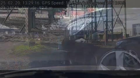 Egy nyitott motorháztetővel autózó!