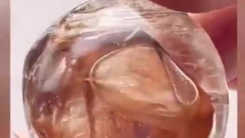 Ce quartz enhydro renferme eau et sable depuis des millions d’années.