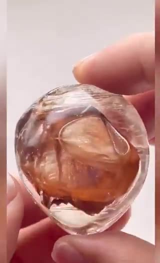 Ce quartz enhydro renferme eau et sable depuis des millions d’années.