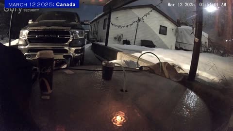 wow, une caméra de sécurité a filmé un OVNI triangulaire atterrissant dans le jardin d'une maison