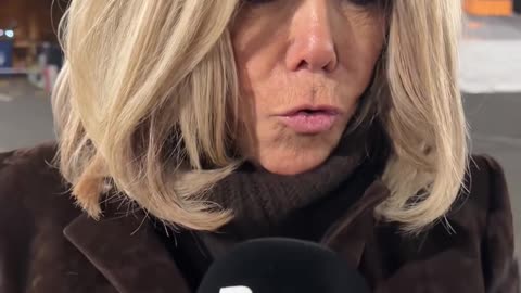 Brigitte Macron se disculpa por llamar a feministas "estúpidas p*rras"