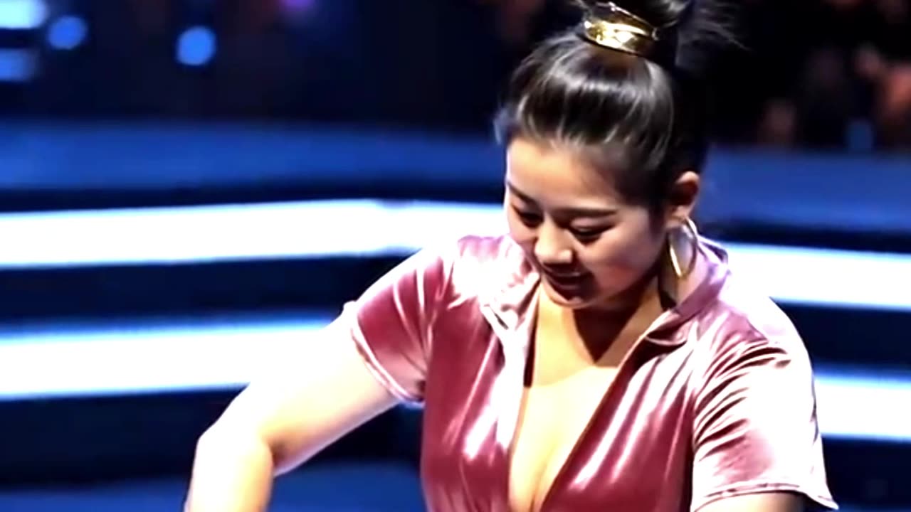 Gold Turns Girl Into Enchantress!