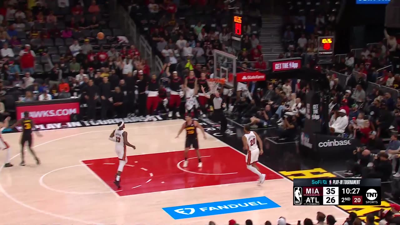 NBA Highsmith dives into the stands to save it... and Herro finishes it with a triple 🙌