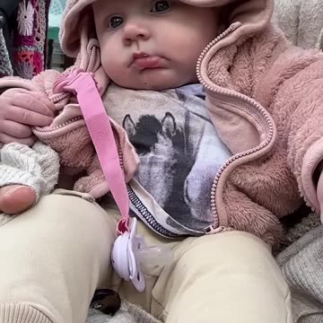 baby kayla soaking up the sun in mommy’s lap ☀️💖