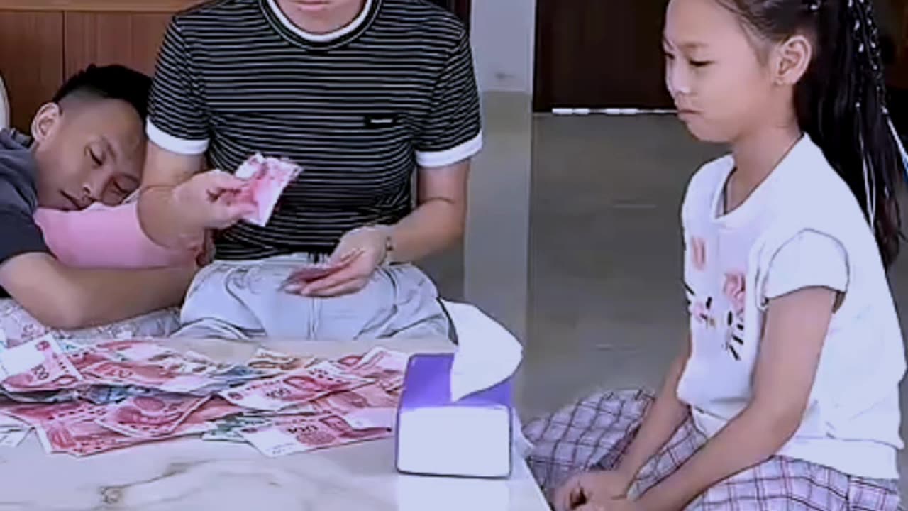 My daughter is rushing back and forth like this, but why? Cash 🤑