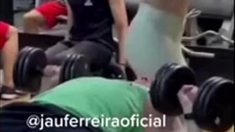 a mulher na academia senta na cara do homem 1.mp4