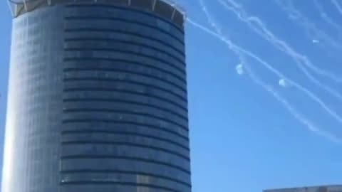 A Palestine Documented the FUKLL Scenes of the FALL of a Missiles in Ramat Gan, Tel Aviv district.