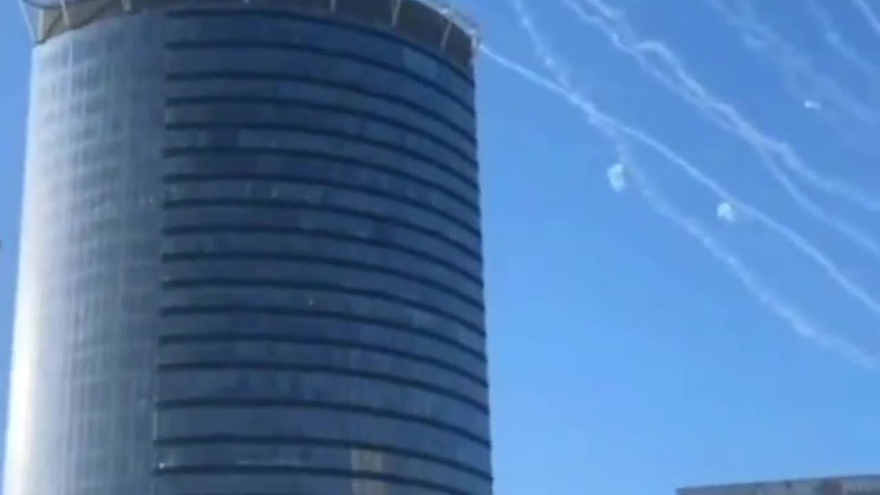 A Palestine Documented the FUKLL Scenes of the FALL of a Missiles in Ramat Gan, Tel Aviv district.