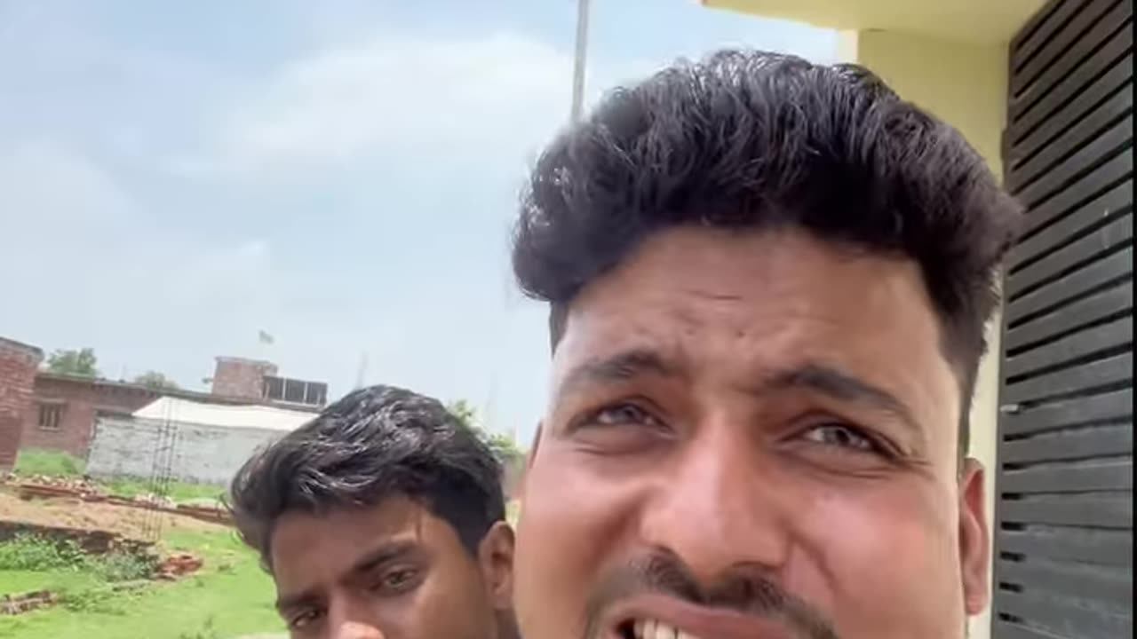 Dosti mai sab chlta hai😂