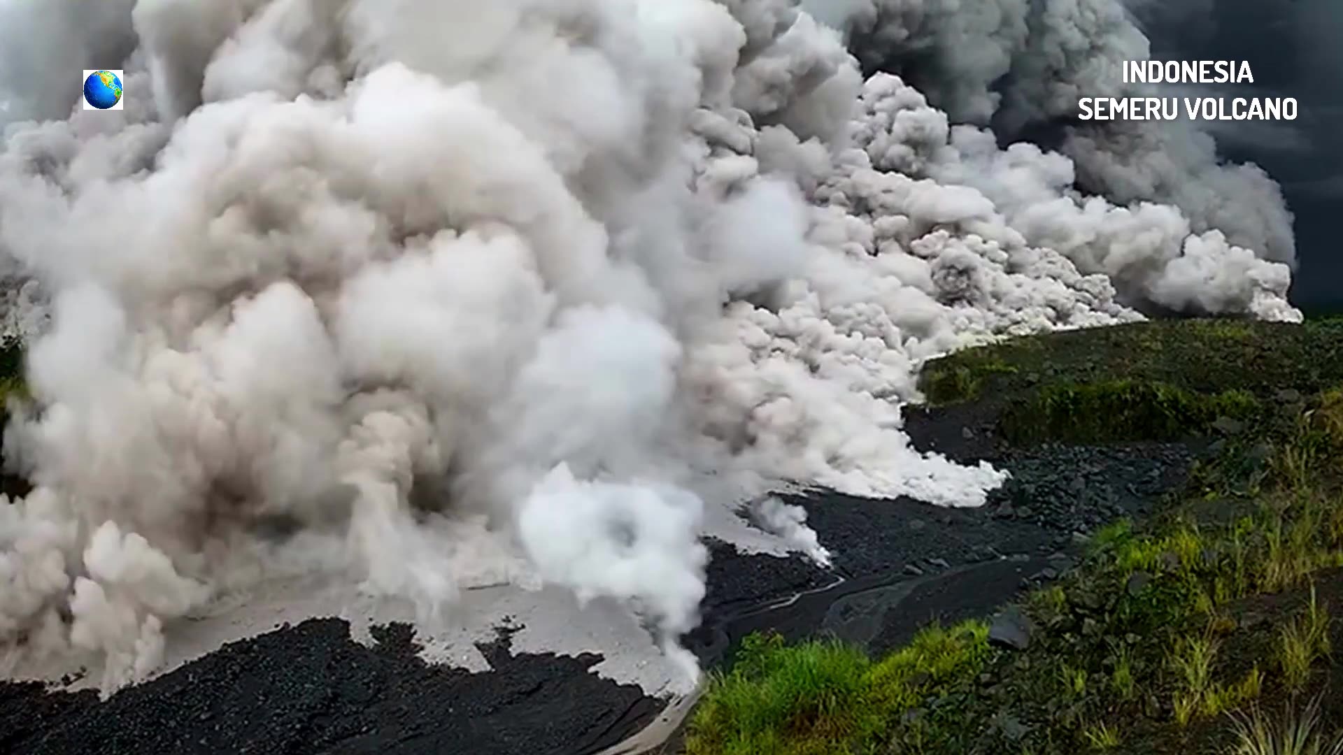 Des gaz brûlants ont dévalé un versant lors dune éruption volcanique en Indonésie