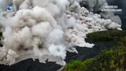 Des gaz brûlants ont dévalé un versant lors d'une éruption volcanique en Indonésie