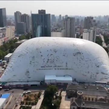 🚨 China has built a 50m-tall inflatable dome over a construction site in Jinan.