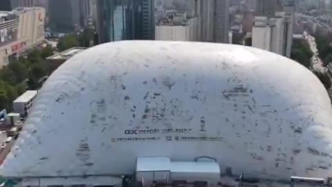 🚨 China has built a 50m-tall inflatable dome over a construction site in Jinan.