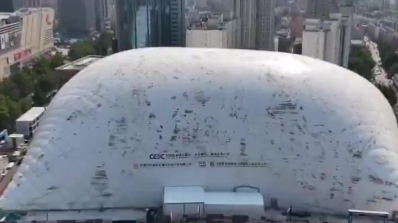🚨 China has built a 50m-tall inflatable dome over a construction site in Jinan.