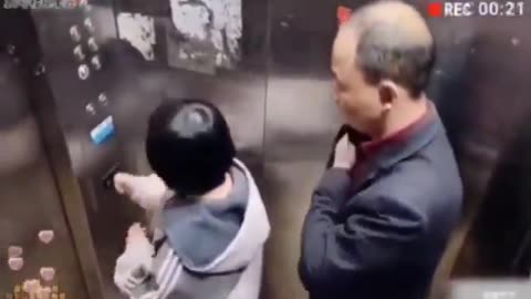 中国。エレベータで子供を誘拐する