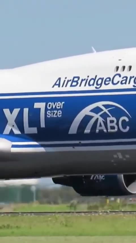 Super Heavy Jumbo Jet Stops in One Second After Landing #Aviation #AeroArduino