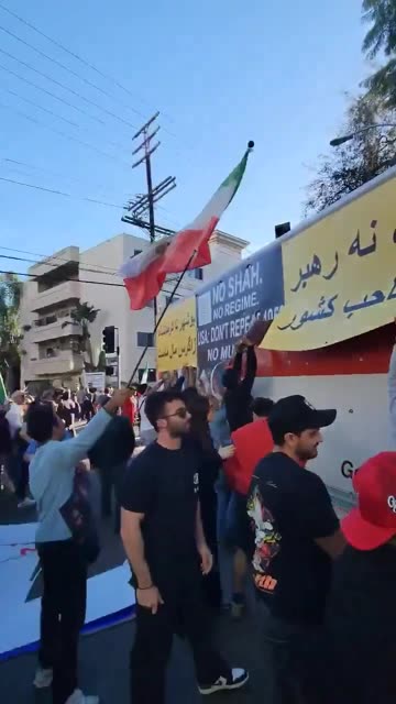 Φορτηγό έπεσε πάνω σε πορεία Ιρανών αντικαθεστωτικών, στο Λος Άντζελες