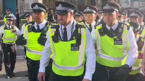 Uk police are traitors.... 20 of them arrest one elderly man