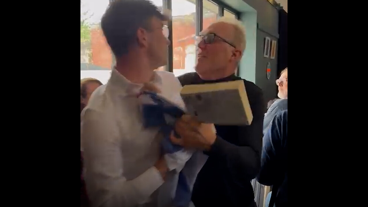 Estudiante intenta hacer una manifestación con la bandera israelí en Irlanda