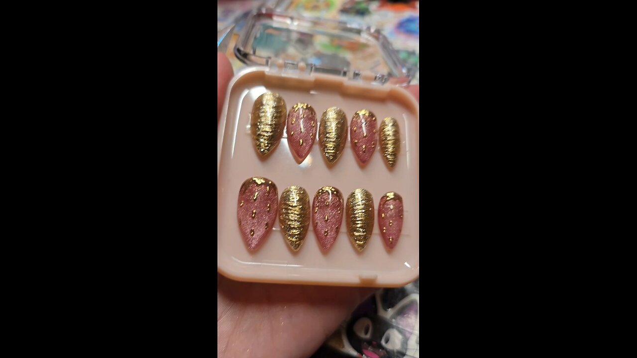 strawberry cateye with gold chrome 💅✨️