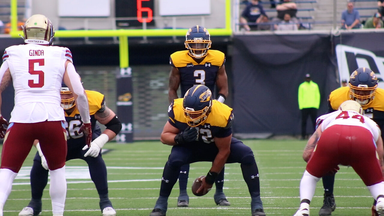 Memphis Showboats QB Troy Williams scrambles for TD