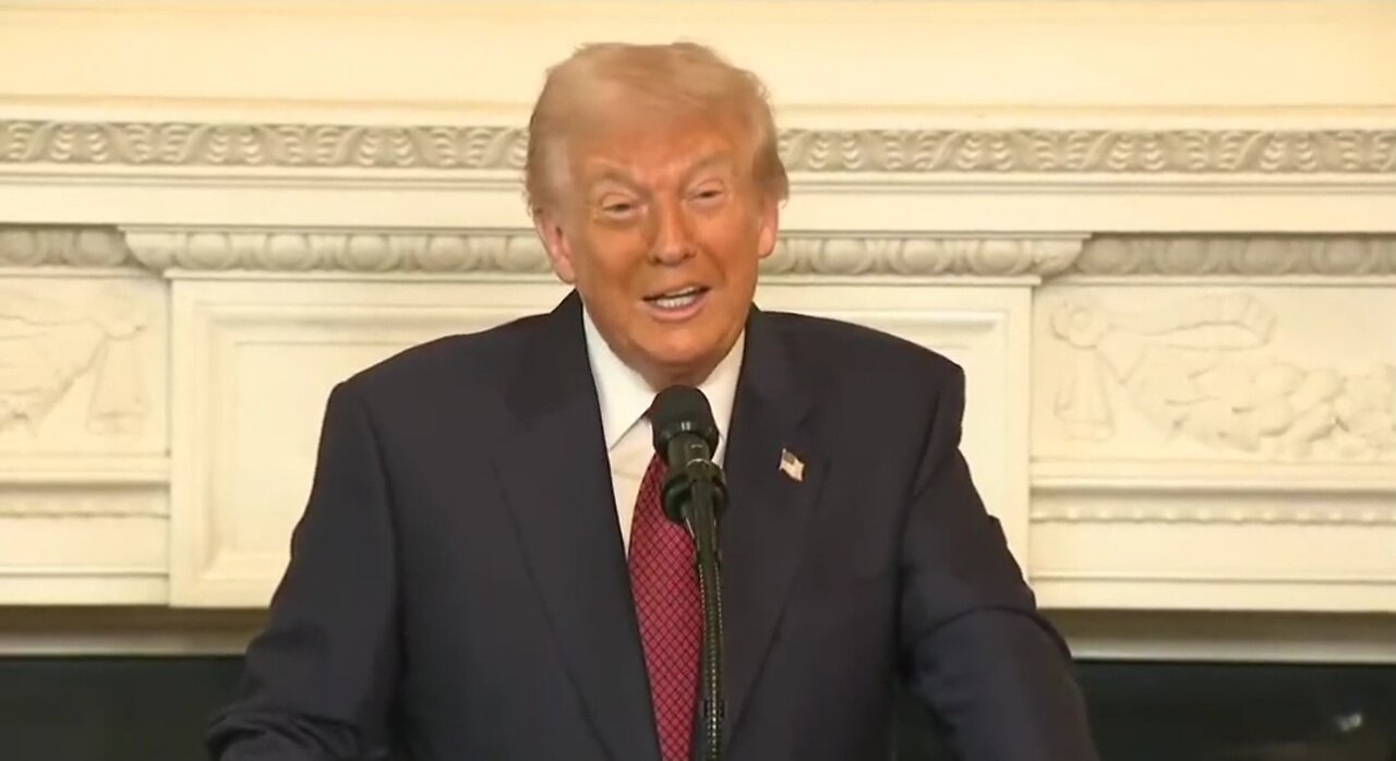 Trump MOCKS The Press During Breakfast with Republican Senators