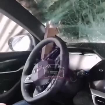 Krasnoyarsk driver keeps his composure after chunk of roof SLAMS down onto his car