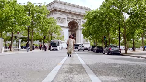 Crosswalk the Musical in Paris - Les Misérables - #LateLateLondon