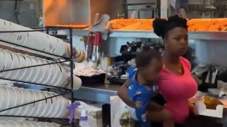 Mujer salta mostrador en restaurante y se sirve su propia comida