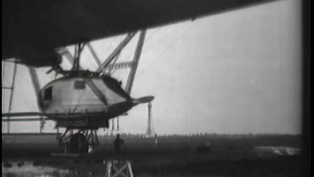 DIRIGIBLE HINDENBURG VISITS LA... - DIRIGIBLE HINDENBURG VISITS LAKEHURST, NEW JERSEY - 428-NPC-1985